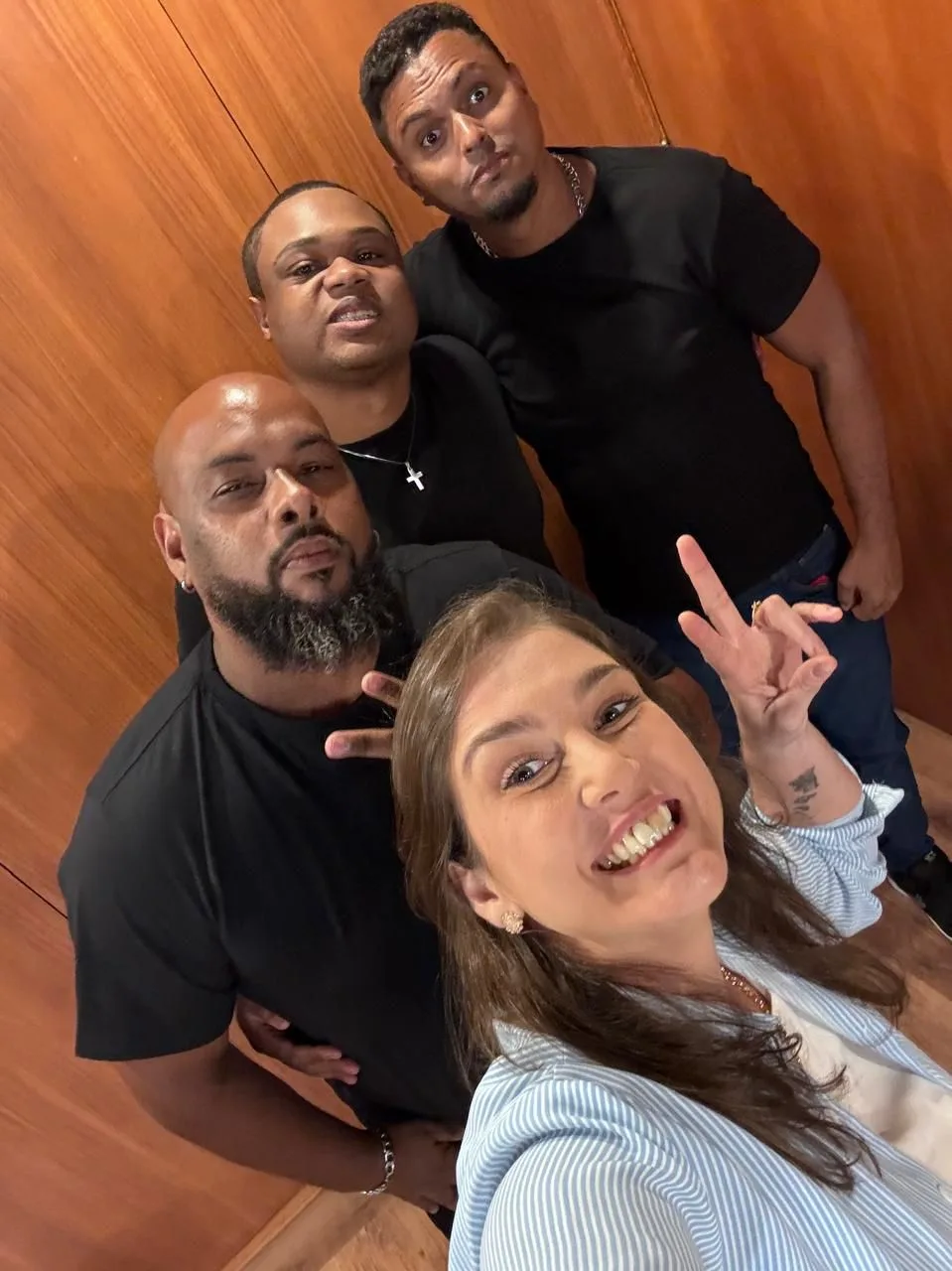 Equipe do Primos Cast com convidada nos bastidores